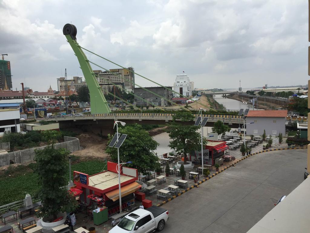K9 Riverside Hotel Phnom Penh Exterior photo