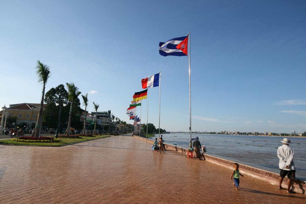 K9 Riverside Hotel Phnom Penh Exterior photo