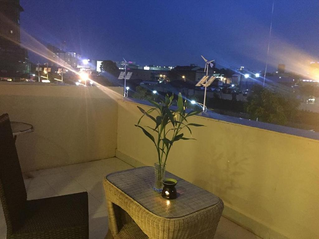 K9 Riverside Hotel Phnom Penh Room photo